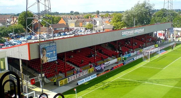 Góc Town End tại sân County Ground, nơi cổ động viên Swindon Town cuồng nhiệt
