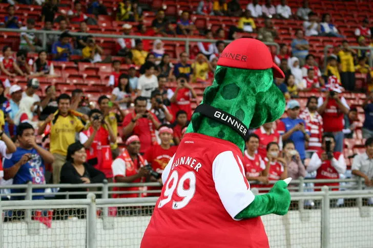 Gunnersaurus Rex, linh vật thân thuộc của Pháo Thủ, chào đón người hâm mộ tại Emirates