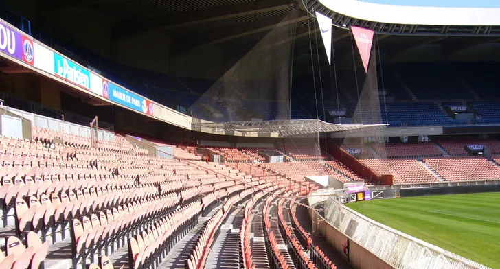 Hàng ghế đỏ xanh tại sân Parc des Princes, sẵn sàng đón chào những trái tim yêu bóng đá