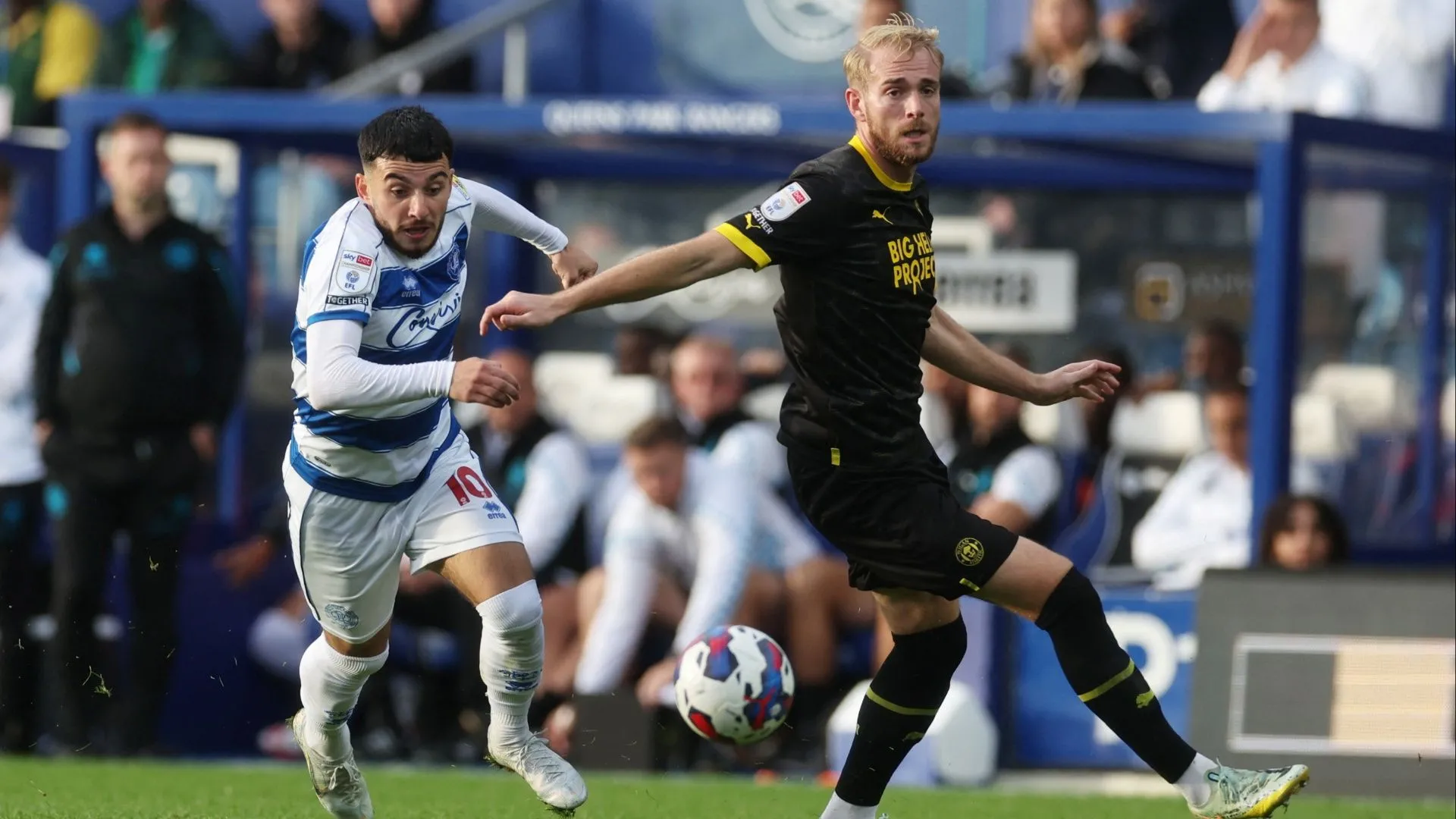 Hậu vệ Jack Whatmough của Preston North End trên sân cỏ
