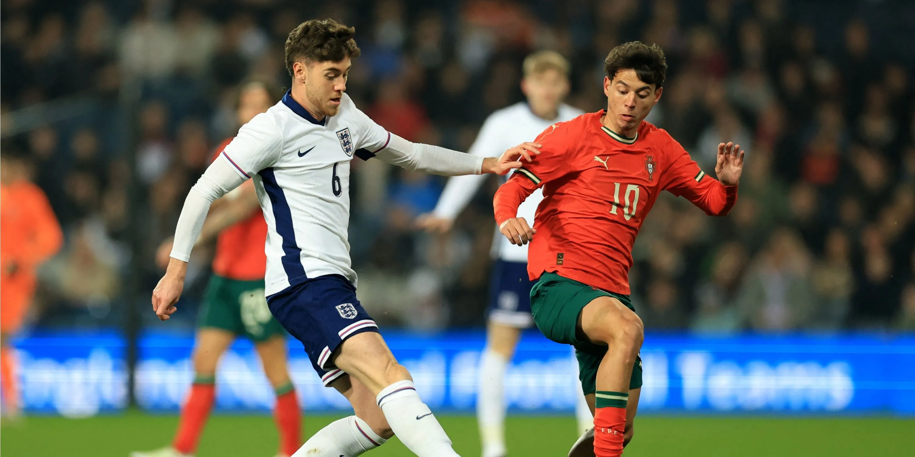 Hayden Hackney trong màu áo tuyển U21 Anh, biểu tượng của tiềm năng trẻ