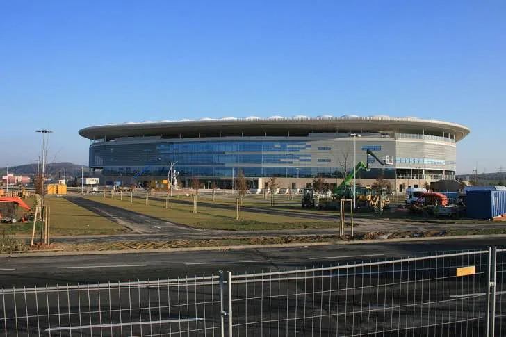 Hình ảnh công trường Rhein-Neckar-Arena trong quá trình xây dựng, biểu tượng cho khát vọng phát triển của Hoffenheim.