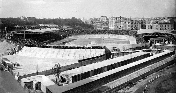 Hình ảnh lịch sử sân Parc des Princes khi còn là trường đua xe đạp Velodrome năm 1932
