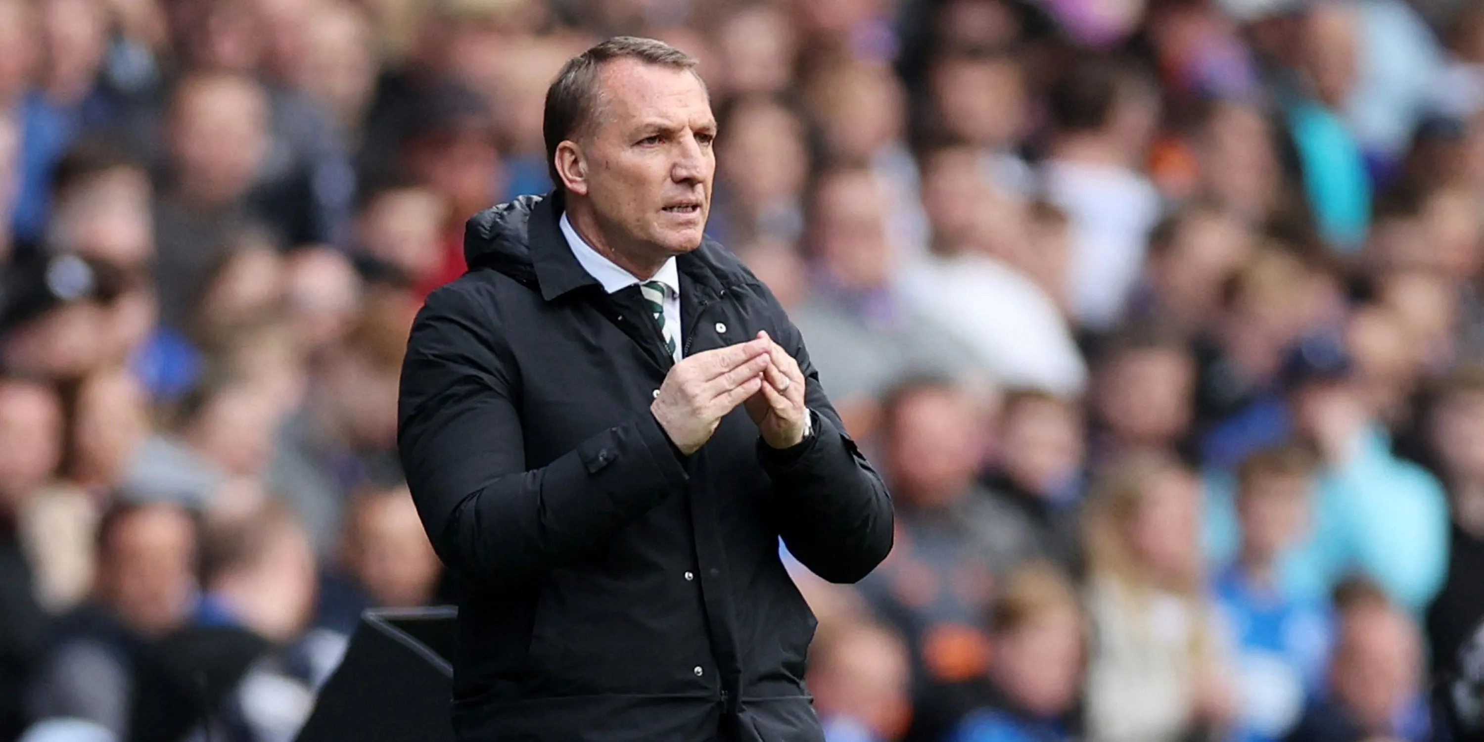 HLV Brendan Rodgers trầm tư trên sân tập Celtic Park