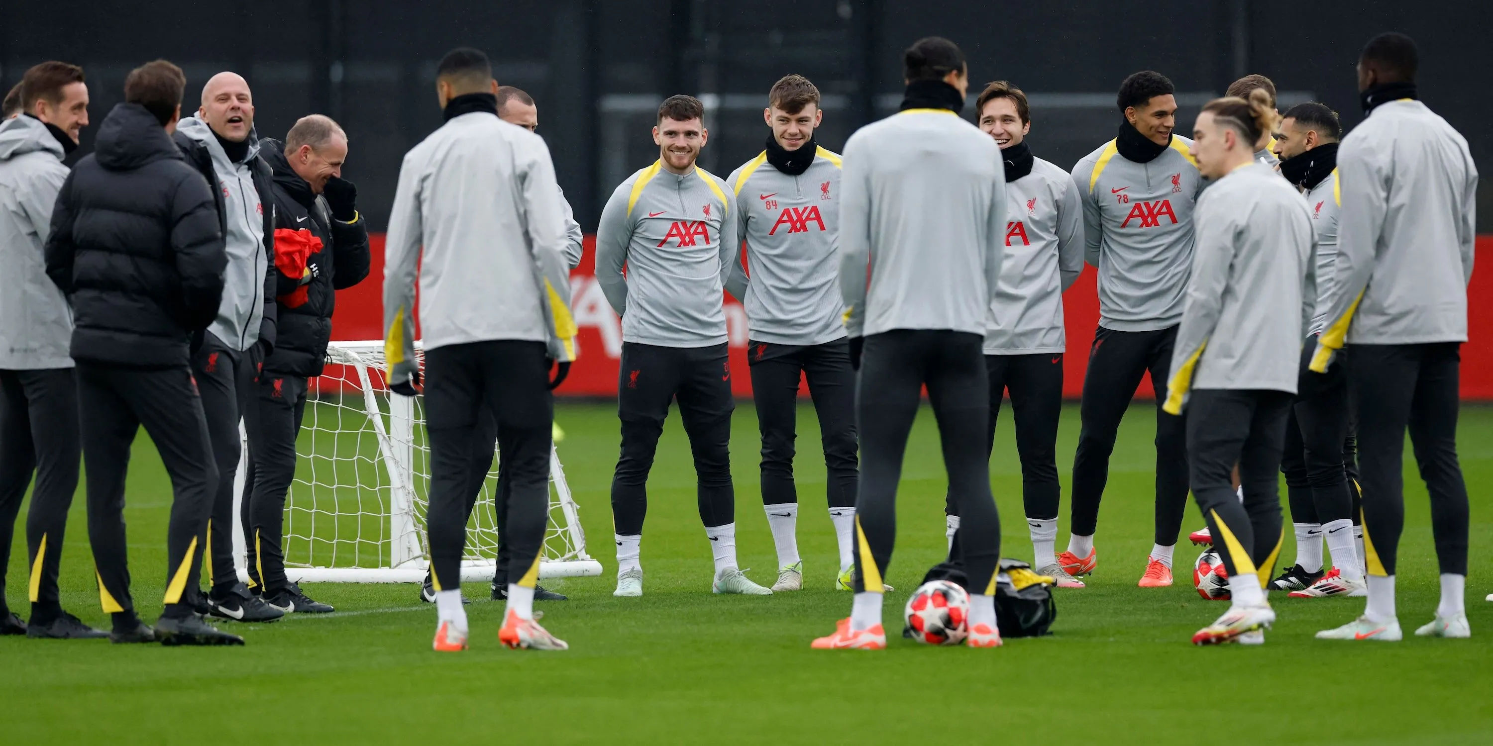 HLV Liverpool Arne Slot cùng các cầu thủ và Mohamed Salah