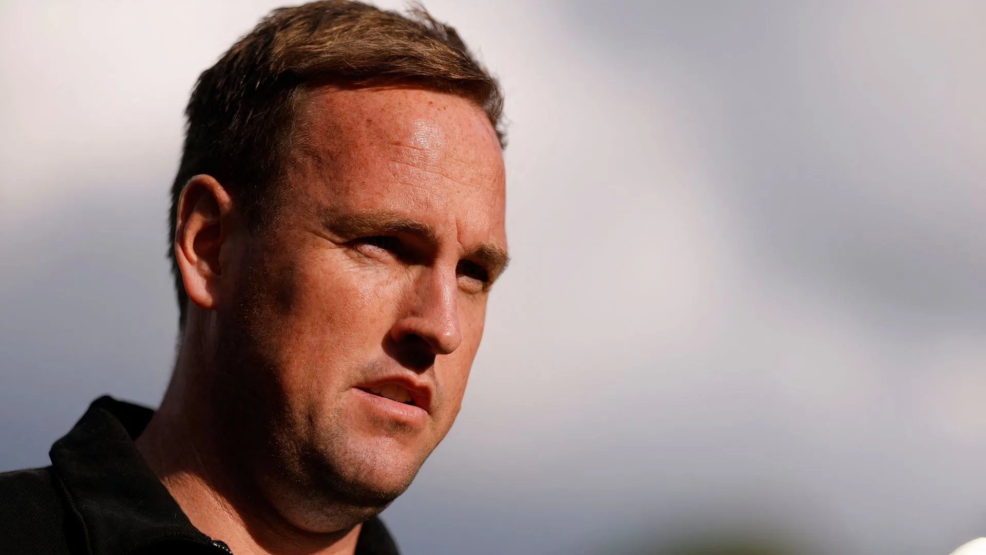 HLV Mike Dodds chỉ đạo tại Wycombe Wanderers