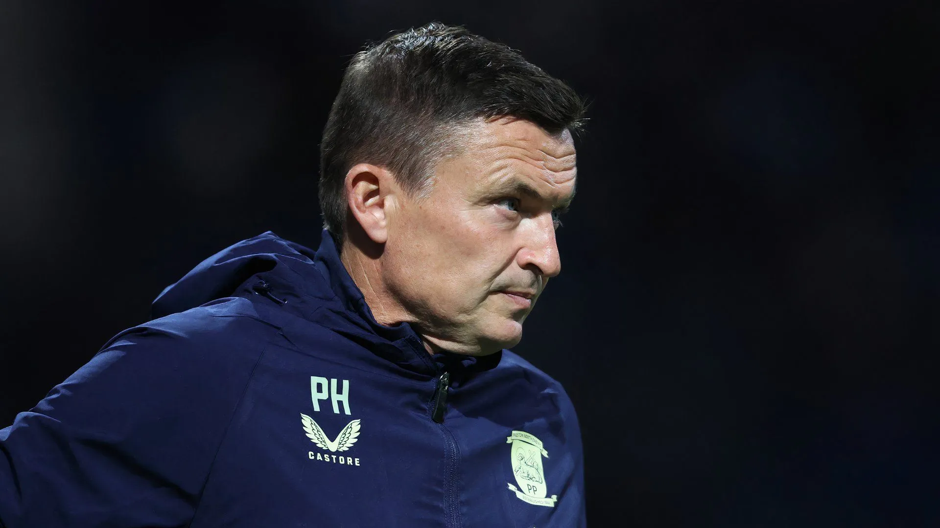 HLV Paul Heckingbottom của Preston North End chỉ đạo trên sân