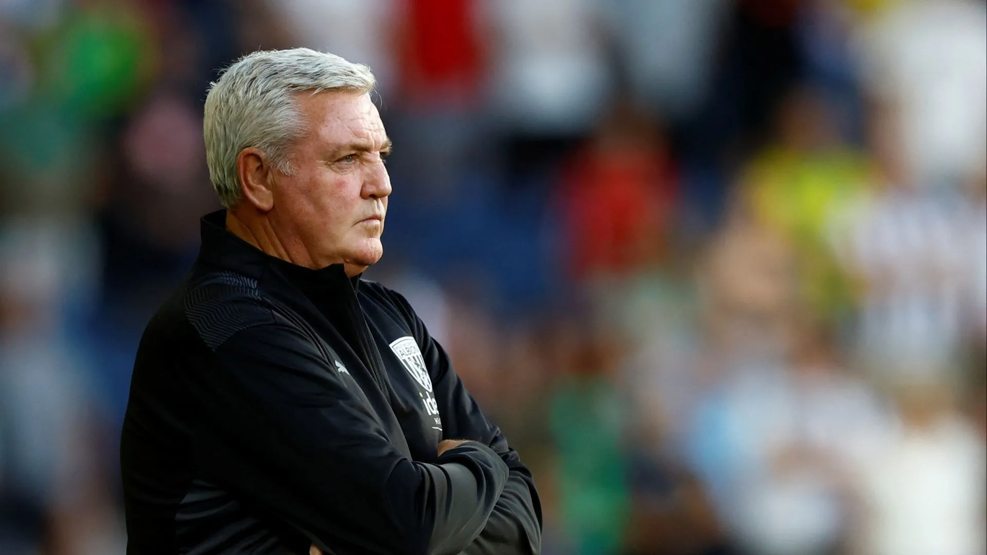 HLV Steve Bruce chỉ đạo trên sân cỏ
