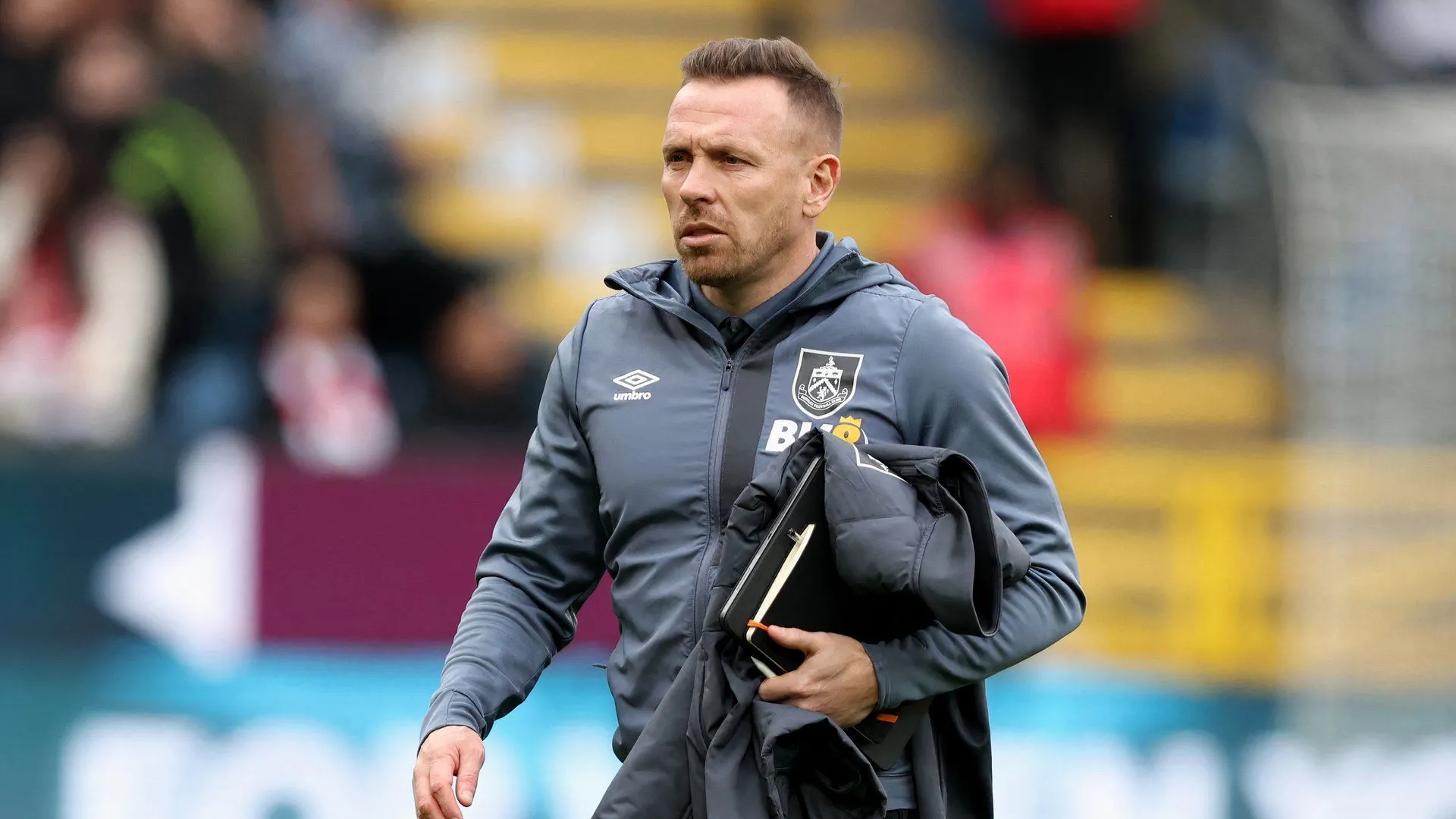 Huấn luyện viên Craig Bellamy chỉ đạo trên sân
