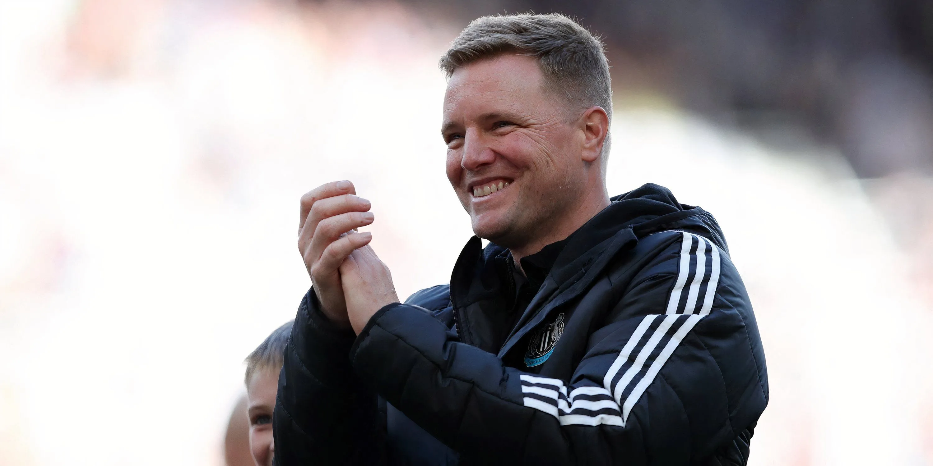 Huấn luyện viên Eddie Howe trầm tư nhìn về phía trước, trăn trở về chiến lược chuyển nhượng của Newcastle United.