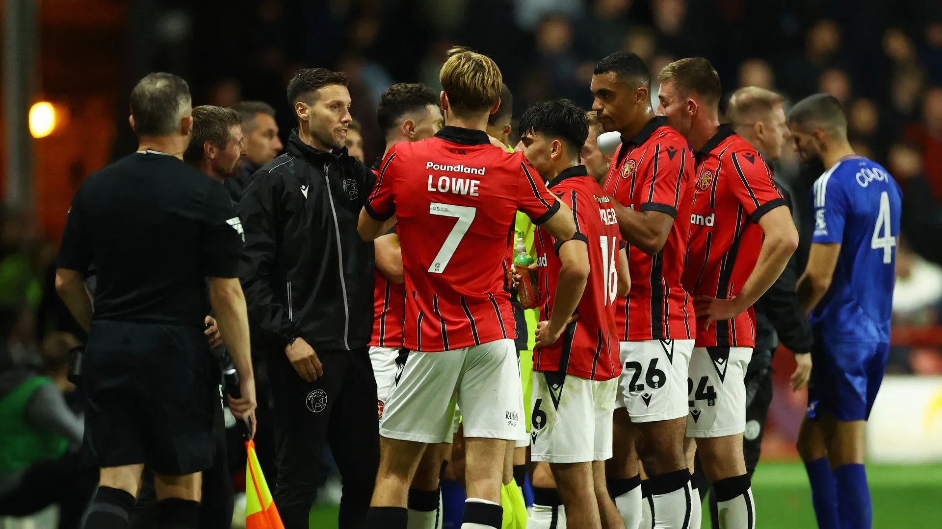 Huấn luyện viên Mat Sadler của Walsall trên sân