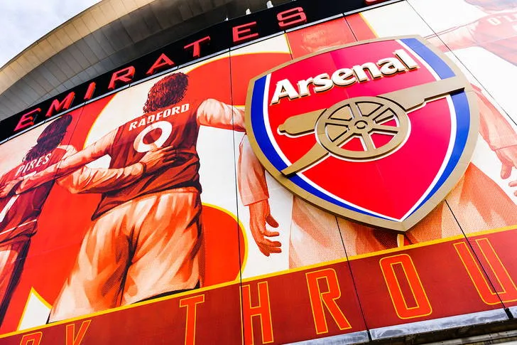 Huy hiệu Arsenal, biểu tượng của niềm tự hào Pháo Thủ tại sân vận động Emirates