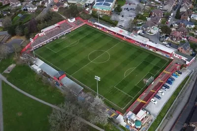 Impact Arena nhìn từ trên cao, nơi thời gian dường như ngưng đọng trên sân nhà Alfreton Town