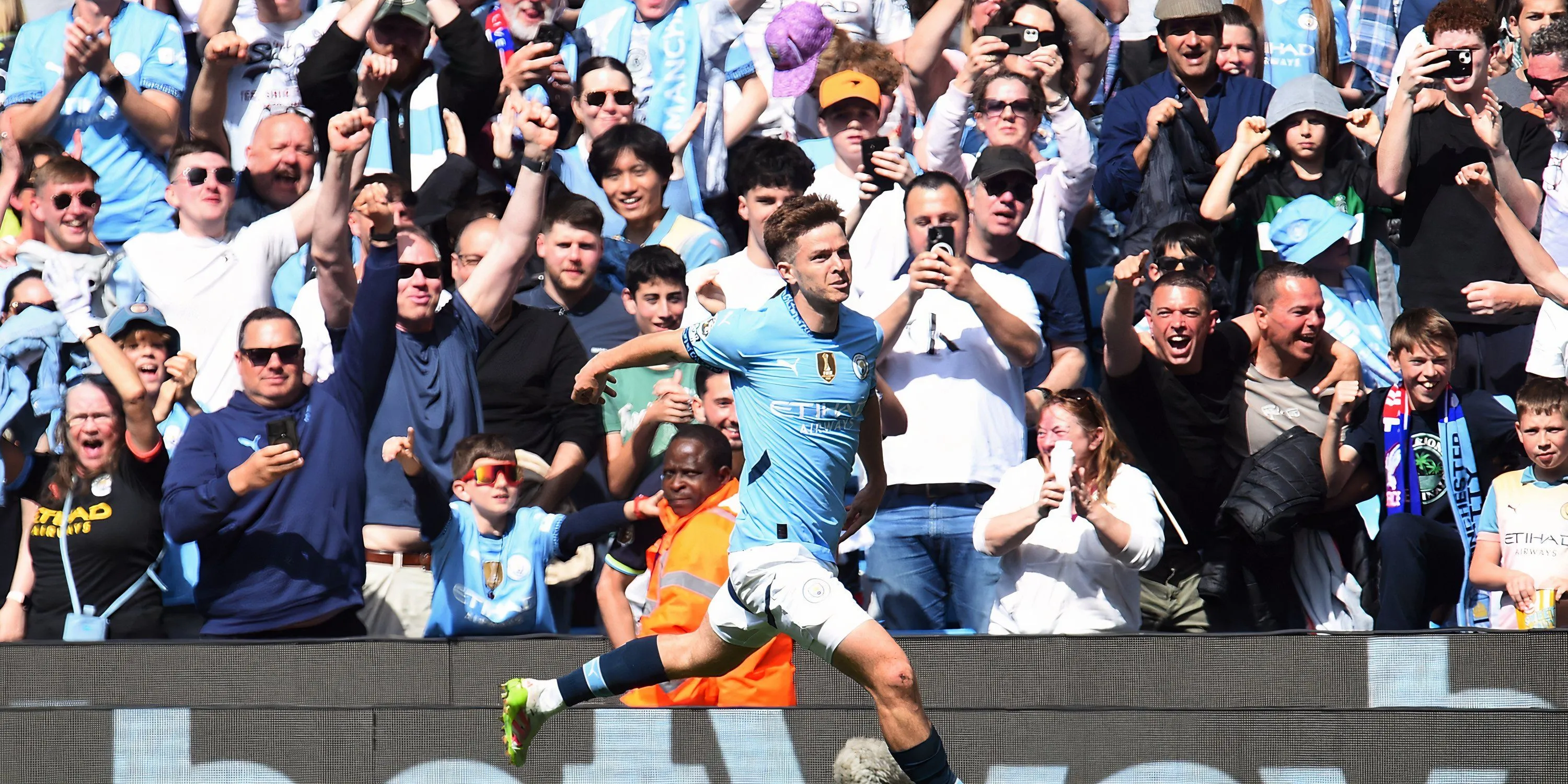 James McAtee, tài năng trẻ Man City từng khiến Chelsea tiếc nuối, đang lọt vào tầm ngắm của Everton