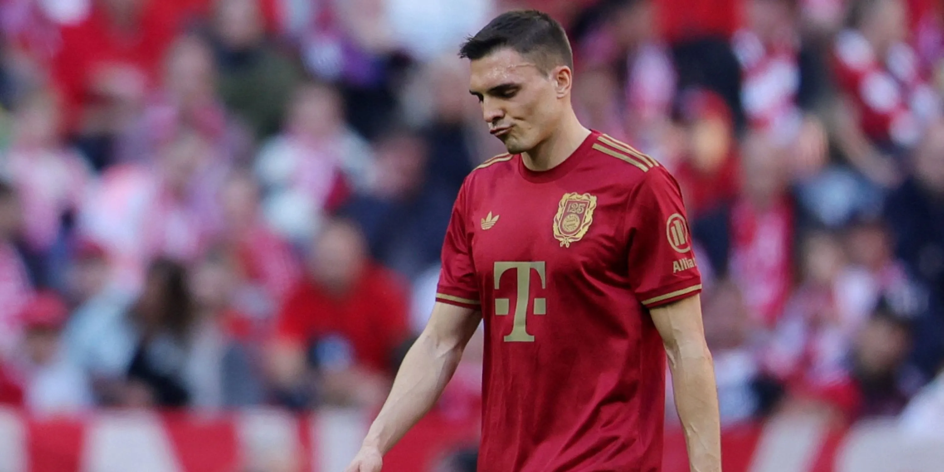 Joao Palhinha trong màu áo Bayern Munich, dáng vẻ thất vọng sau tấm thẻ đỏ.
