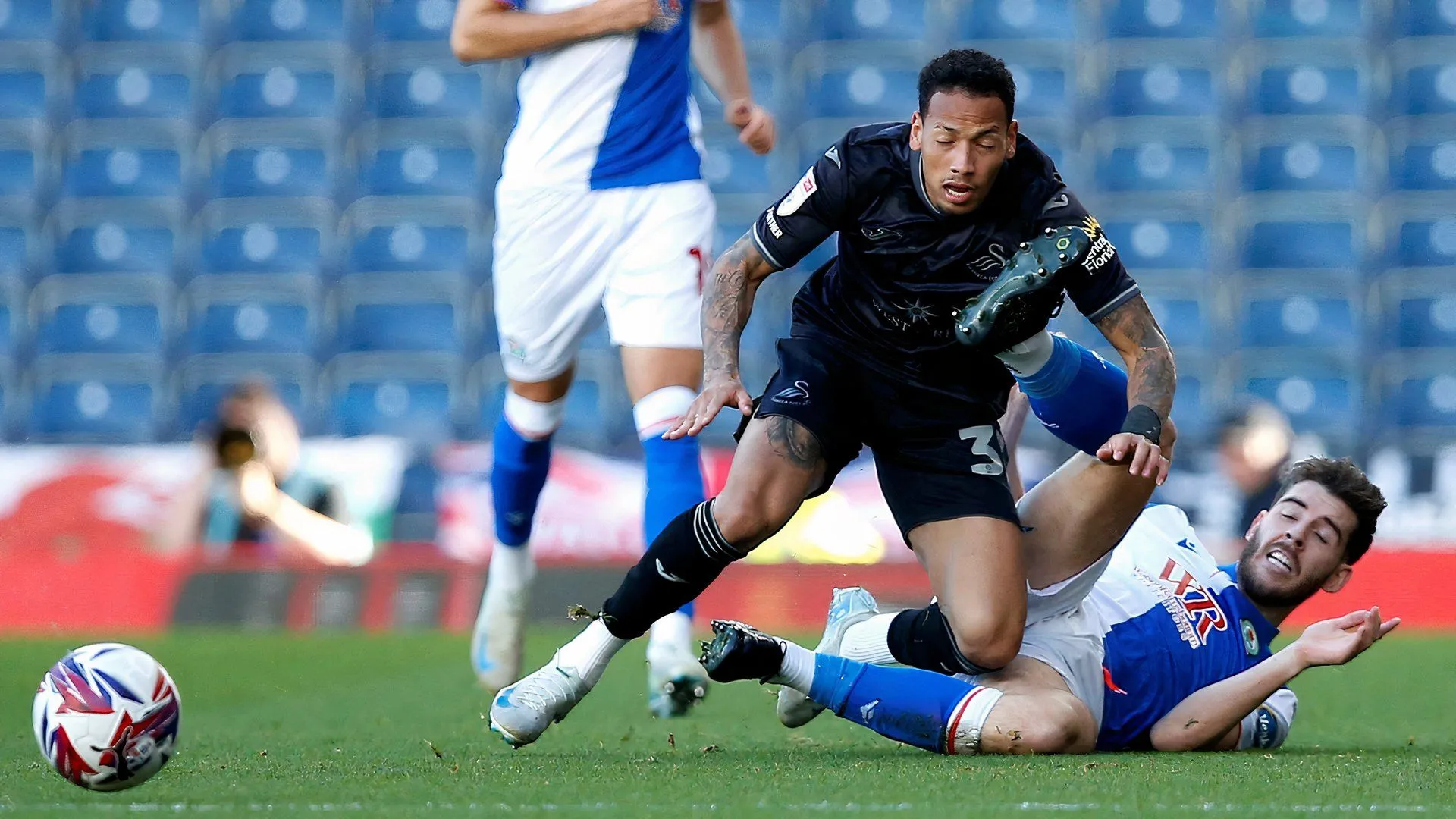 Joe Rankin-Costello trong màu áo Blackburn Rovers đối đầu Swansea City