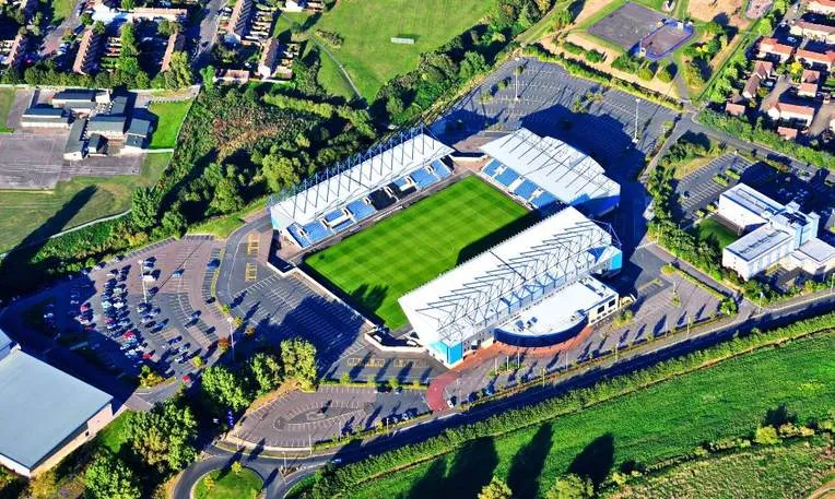 Kassam Stadium nhìn từ trên cao, một hòn ngọc thô giữa lòng Oxford