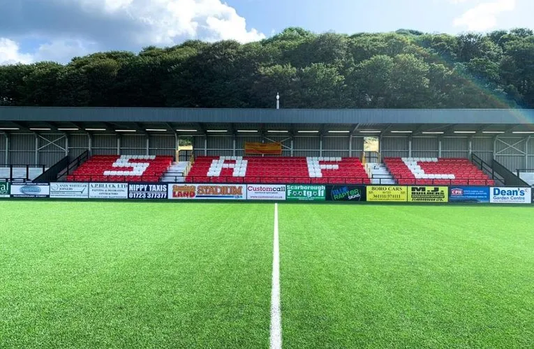 Khán đài Adverset của sân Flamingo Land Stadium, một góc nhìn tĩnh lặng về nơi cổ động viên Scarborough Athletic tụ hội