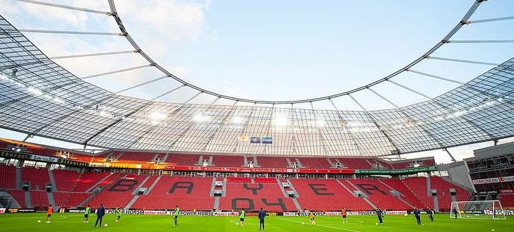 Khán đài BayArena trống vắng, nơi từng vang vọng những tiếng reo hò của người hâm mộ Bayer Leverkusen.