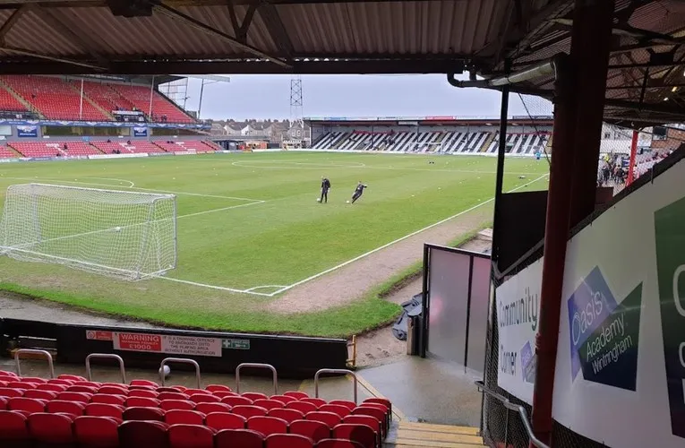 Khán đài Blundell Park vắng lặng, chờ đợi những bước chân cầu thủ Grimsby Town