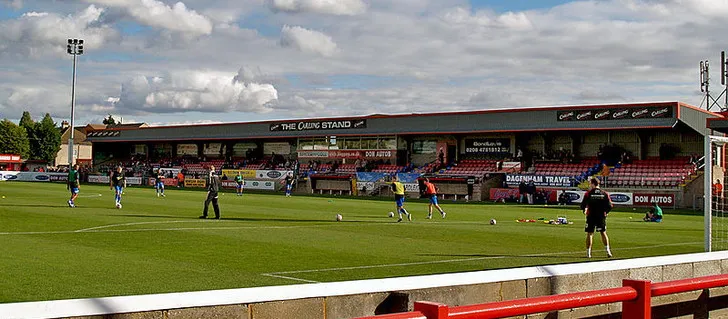 Khán đài Carling Stand tại sân Victoria Road, trung tâm chính và khu vực gia đình, nơi những cổ động viên Dagenham &amp; Redbridge dõi theo trận đấu.