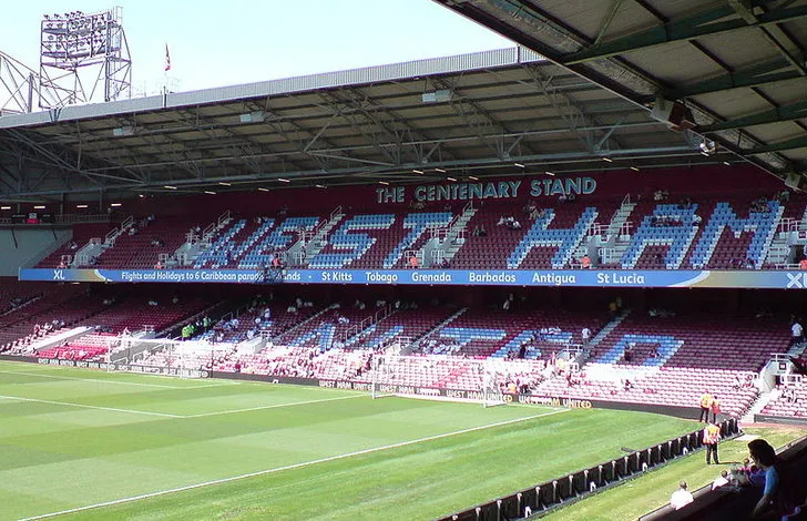 Khán đài Centenary tại sân Boleyn Ground, sau này đổi tên thành Sir Trevor Brooking