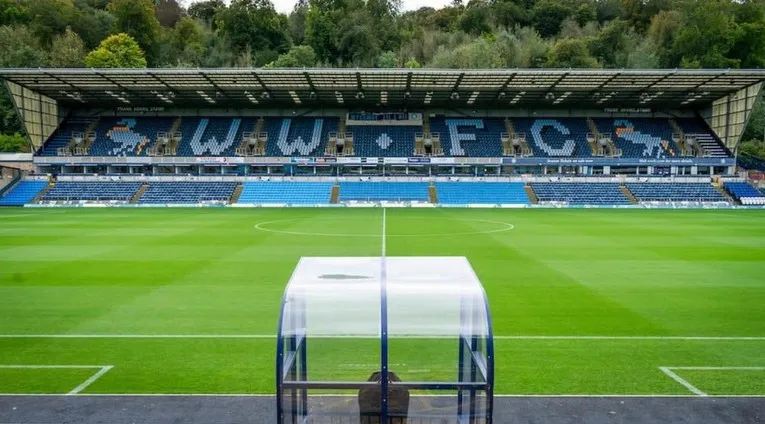 Khán đài chính Adams Park, nơi trái tim người hâm mộ Wycombe đập chung nhịp
