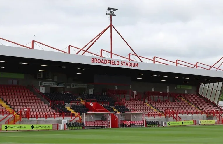 Khán đài chính Broadfield Stadium, nơi chứng kiến bao thăng trầm của Crawley Town