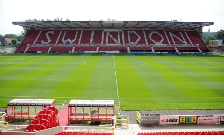 Khán đài chính County Ground, nơi chứng kiến bao trận cầu của Swindon Town