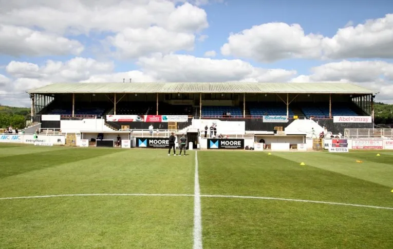 Khán đài chính Grandstand của sân Twerton Park ở Bath, nơi khán giả có thể quan sát trận đấu từ vị trí tốt nhất, thể hiện kiến trúc truyền thống.