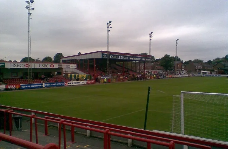 Khán đài chính (Main Stand) của sân J Davidson Stadium, nơi cảm xúc bóng đá Altrincham FC lắng đọng qua từng trận đấu.