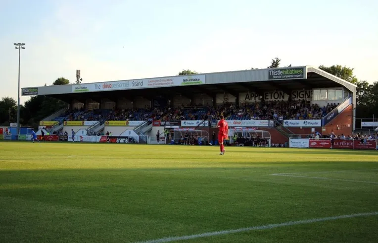 Khán đài chính Main Stand của sân vận động Silverlake, Eastleigh.
