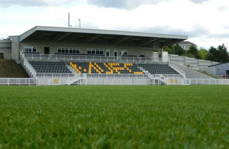 Khán đài chính Main Stand tại Gallagher Stadium, nơi trái tim người hâm mộ Maidstone United đập chung nhịp