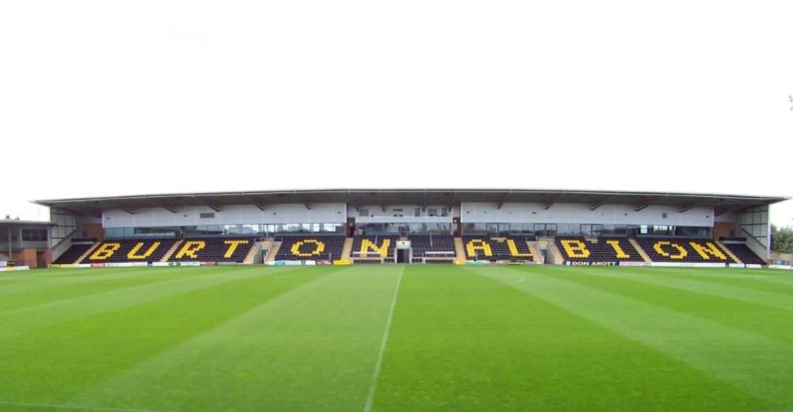 Khán đài chính Main Stand tại Pirelli Stadium, nơi sự tiện nghi hòa quyện với niềm đam mê