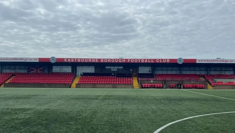 Khán đài chính Main Stand tại Priory Lane, nơi lưu dấu bao ký ức của người hâm mộ Eastbourne Borough.