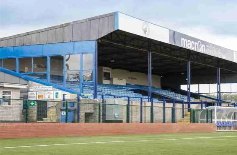 Khán đài chính (Main Stand) tại sân Silverlands, nơi khán giả Buxton FC theo dõi trận đấu.