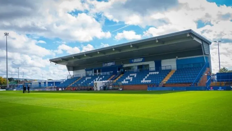 Khán đài chính Main Stand tại sân Tameside, nơi tập trung phần lớn chỗ ngồi của Curzon Ashton FC