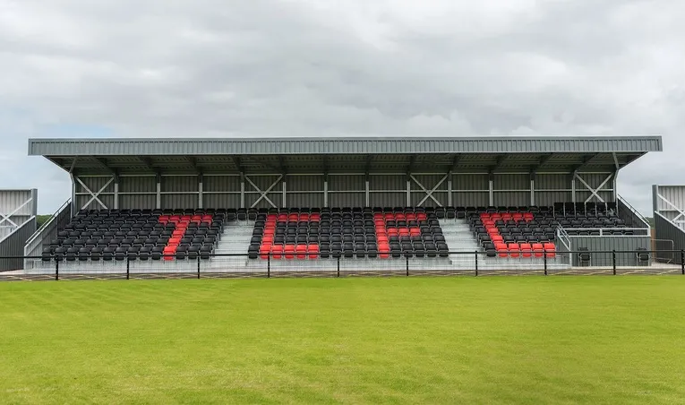 Khán đài chính (Main Stand) tại Truro Sports Hub, nơi khán giả có thể ngồi để theo dõi trận đấu