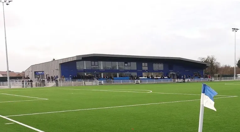 Khán đài chính Parkside Stadium, một biểu tượng giản dị của bóng đá hạng thấp