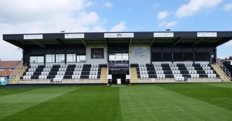 Khán đài chính The Ramside Estates Main Stand, trái tim của sân The Brewery Field