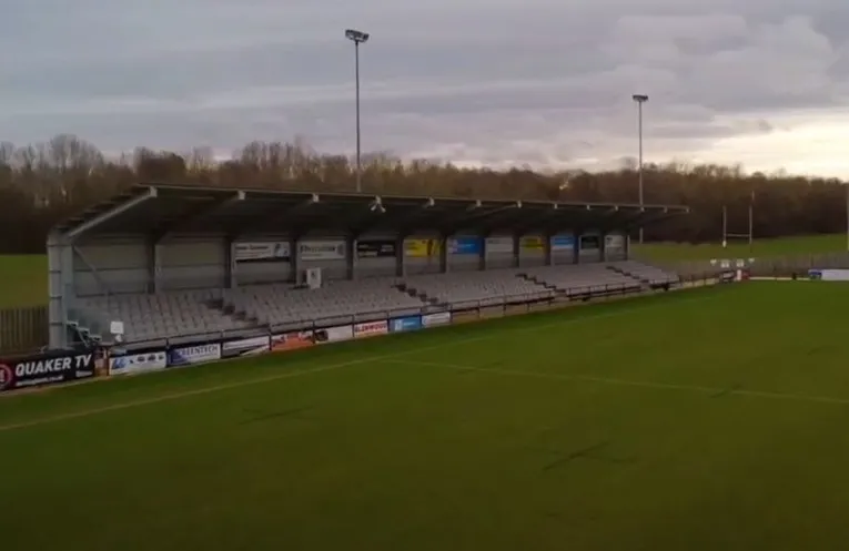 Khán đài chính và hàng ghế ngồi tại sân Blackwell Meadows