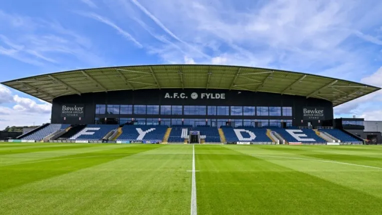 Khán đài chính West Stand tại sân Mill Farm, nơi chứa đựng những chỗ ngồi cao cấp và khu vực VIP của CLB AFC Fylde.