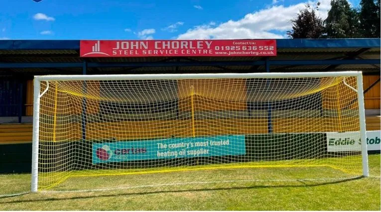 Khán đài có mái che phía sau khung thành tại Cantilever Park, nơi người hâm mộ Warrington Town cổ vũ.