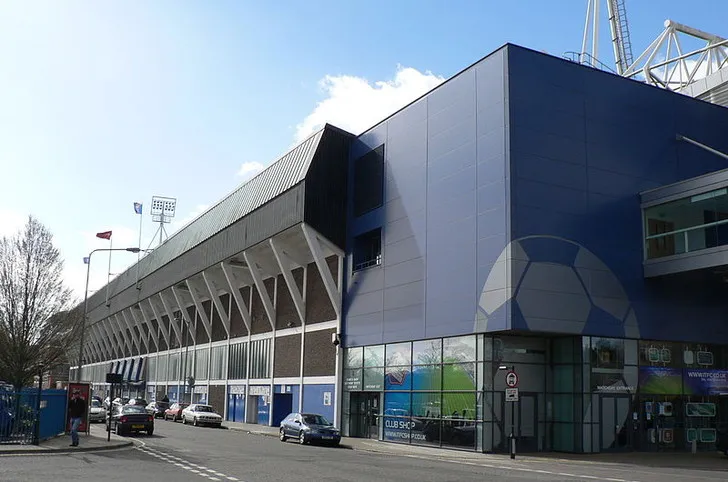 Khán đài Cobbold tại sân Portman Road, nơi người hâm mộ Ipswich và đội khách cùng sẻ chia một không gian