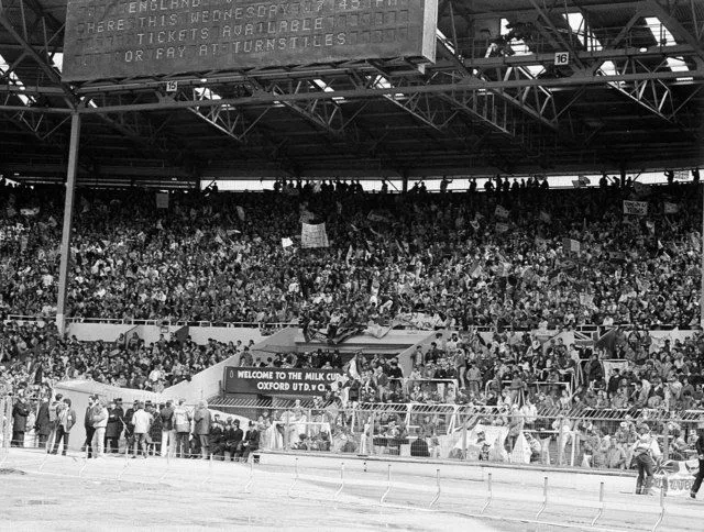 Khán đài cũ kỹ của sân Wembley xưa, nơi vang vọng những tiếng reo hò lịch sử