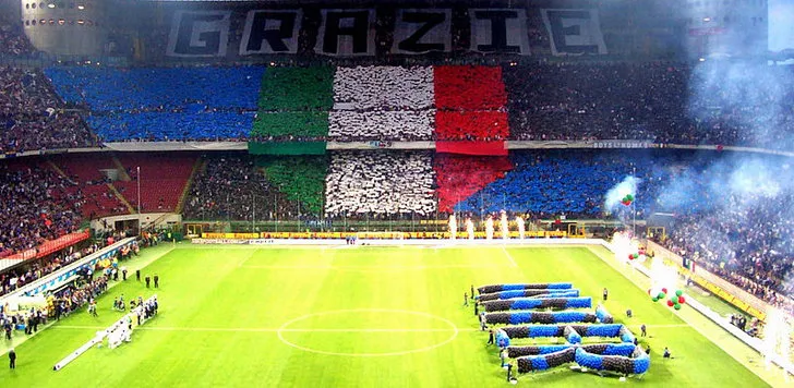 Khán đài Curva Nord rực rỡ cờ và biểu ngữ, nơi trái tim người hâm mộ Inter Milan đập cùng nhịp với màu áo Nerazzurri.