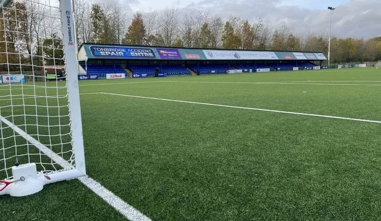 Khán đài đơn sơ của Longmead Stadium, nơi chứng kiến bao thăng trầm của Tonbridge Angels