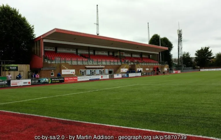Khán đài đơn sơ của sân Woodside Road, Worthing – nơi chứng kiến bao thăng trầm của CLB Worthing FC