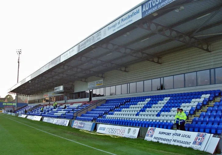 Khán đài đơn sơ mang đậm dấu ấn sân vận động Macclesfield Town