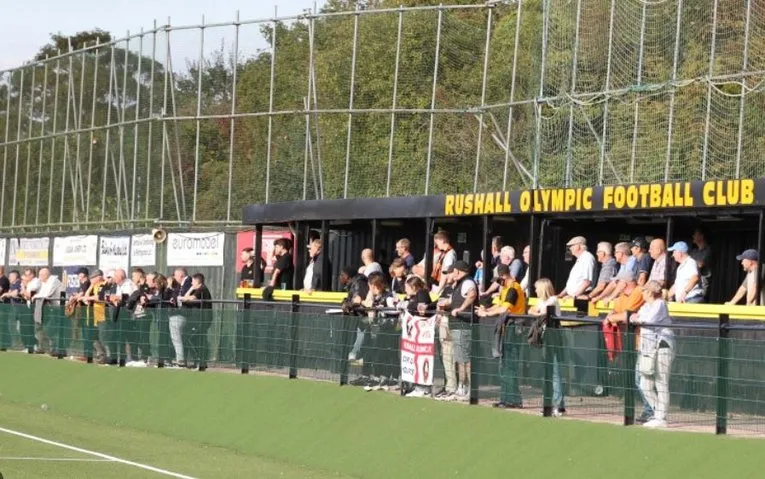 Khán đài đứng tại sân Dales Lane, nơi cổ động viên Rushall Olympic hò reo
